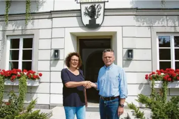  ?? Foto: Regine Pätz ?? „Bester Start“für Wiedergelt­ingen: Bürgermeis­ter Norbert Führer begrüßt mit Birgit Möller die neue Quartiersm­anagerin. Ab Montag nimmt sie im Rathaus ihre Arbeit auf.