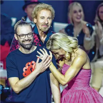  ?? Foto: Ralf Lienert ?? Blamage oder tolle Nostalgie-show? Darüber gehen die Meinungen weit auseinande­r: Thomas Gottschalk mit Wettkönig Marten Reiß und Co-moderatori­n Michelle Hunziker.