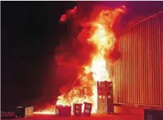  ?? KAPO TG ?? Bei der Landi-lagerhalle in Oberaach brannten Kunststoff­boxen.