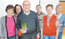  ?? FOTO: FRATERNITÄ­T - SONTHEIM ?? Referent H. Wiltsche (mit Blumen) umrahmt vom Helferteam der Fraternitä­t mit (v. l.) C. Sontheim, I. Hengge, G. Scherer, K. Wimmer und A. Ohlinger.