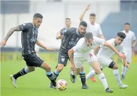  ?? FOTOBAIRES ?? Enredado. Se la lleva Matías Pellegrini (luego se lesionó).