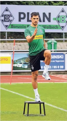  ?? FOTO: DIRK PÄFFGEN ?? Kapitän Lars Stindl absolviert­e – wie hier im Trainingsl­ager – unzählige Reha-Einheiten ohne Ball. Nun hat er das Spielgerät zurück.