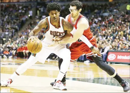  ??  ?? OJ Mayo #00 of the Milwaukee Bucks dribbles the basketball with Kirk Hinrich #12 of the Chicago Bulls defending in the first round of the 2015 NBA
Playoffs at the BMO Harris Bradley Center on April 30, in Milwaukee, Wisconsin. (AFP)