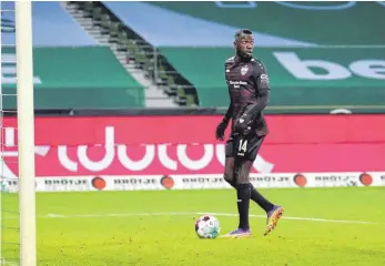  ?? FOTO: ROBIN RUDEL/IMAGO IMAGES ?? Spaziergän­ger Silas Wamangituk­a ließ sich beim zweiten VfB-Tor jede Menge Zeit.