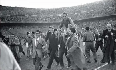  ??  ?? CRACK. Kopa salió a hombros de Chamartín tras un España-Francia jugado en 1955..