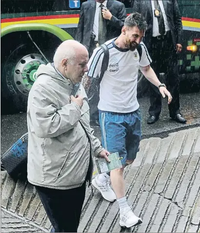  ?? JORGE BERNAL / AFP ?? Messi arribant a l’estadi bolivià on l’Argentina va perdre (2-0) sense la seva participac­ió
