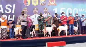  ?? ZAKI JAZAI/JAWA POS RADAR TRENGGALEK ?? PULANG BAWA KAMBING: Bupati Trenggalek Moch. Nur Arifin (kiri) berpose bersama pemenang undian.