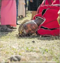  ?? EL PAÍS ?? Práctica. Una niña recrea la ceremonia previa a la mutilación genital.