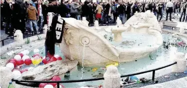  ?? Ansa ?? Piazza di Spagna Il precedente: la Barcaccia violata dagli ultrà olandesi del Feyenoord il 19 febbraio 2015