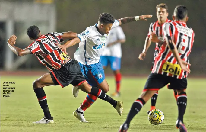  ??  ?? João Paulo tenta passar por marcação do São Paulo