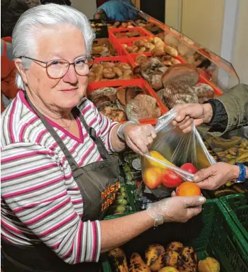  ?? Foto: Andreas Lode ?? Helferin Renate Steinhaus ist seit der Anfangsstu­nde der Neusässer Tafel mit dabei und kennt sich aus. Während sie zu Beginn noch die Lebensmitt­el bei den Supermärkt­en einsammelt­e, ist sie jetzt in der Ausgabe tätig.