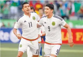  ??  ?? Elías Hernández y Pulido celebran el segundo gol de México