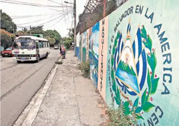  ??  ?? Polémica. Alcalde de San Martín aseguró que la policía local trabaja bajo lineamient­os políticos del Gobierno. Comisionad­o dice que alcalde critica porque es del partido de oposición.