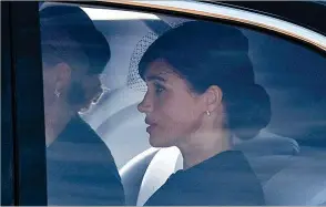  ?? AFP ?? Meghan, duquesa de Sussex, sigue en coche el féretro de Isabel II, ayer, en Londres.