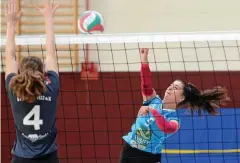  ?? FOTO: MIKE EL ANTAKI ?? Gothas Volleyball­erinnen (re. Lena Fleischman­n) haben in der Thüringenl­iga in die Erfolgsspu­r gefunden.