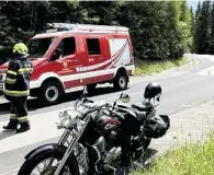  ?? FF ?? Hochbetrie­b für die Einsatzkrä­fte, hier die Freiwillig­e Feuerwehr Fischbach