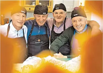  ??  ?? Ernst Brandstätt­er, Helmut Mödlhammer, Chefkoch Karl Schweiger und Andreas Seidl nach getaner Arbeit. „Beim Keksbacken kann man so schön runterkomm­en.“