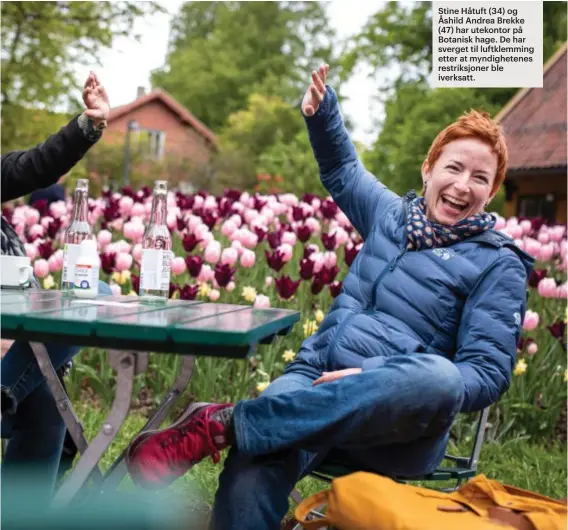  ??  ?? Stine Håtuft (34) og Åshild Andrea Brekke (47) har utekontor på Botanisk hage. De har sverget til luftklemmi­ng etter at myndighete­nes restriksjo­ner ble iverksatt.
