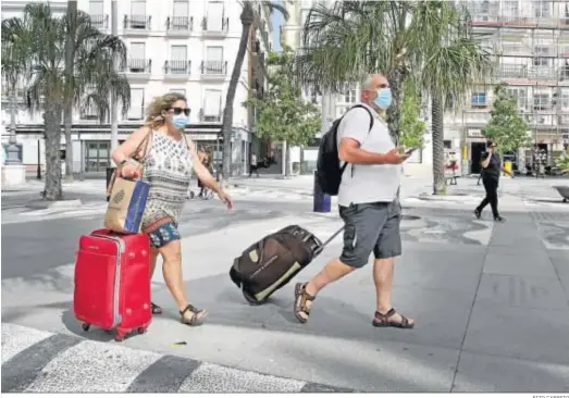  ?? FITO CARRETO ?? Turistas de ida o de vuelta por la plaza de San Juan de Dios de Cádiz.