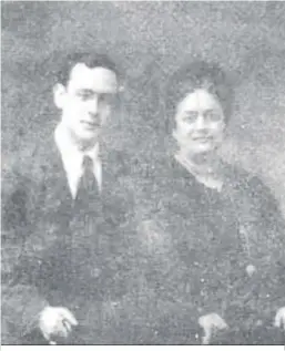  ?? ?? Blas Infante con su madre hacia 1905.