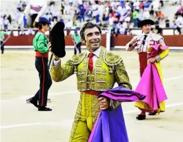  ?? ?? PLAZA 1/A. ARÉVALO
Fernando Robleño durante una de sus tres vueltas al ruedo