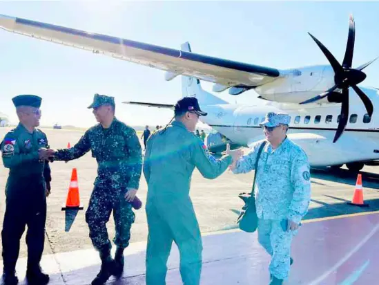  ?? PHOTOGRAPH COURTESY OF PHILIPPINE NAVY ?? MEMBERS of the Philippine Navy’s Reserve Command and their Manila-based partners unite for a humanitari­an mission to Pag-asa Island recently.