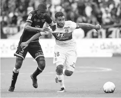  ??  ?? Guingamp’s Senegalese midfielder Moustapha Diallo (L) vies with Lyon’s French midfielder Nabil Fekir during the French L1 football match Lyon (OL) vs Guingamp (EAG), on September 10, 2017 at the Groupama stadium in Dines-Charpieu near Lyon,...