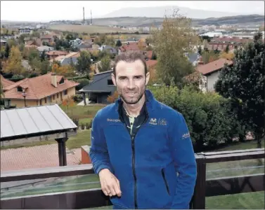  ??  ?? ESTÁ DE VUELTA. Alejandro Valverde posa durante la concentrac­ión del Movistar en Gorraiz.