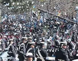  ?? (LA VOZ) ?? Desfile nutrido. El acto central fue en Carlos Paz y contó con la presencia del gobernador. Policías, militares e institucio­nes desfilaron.