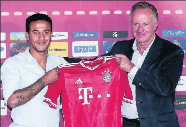  ??  ?? CASO CURIOSO. Thiago junto a Rummenigge, presidente del Bayern, el día de su presentaci­ón.