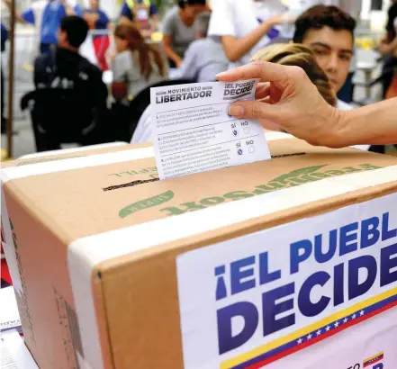  ??  ?? En 101 países varios millones de venezolano­s se acercaron a votar simbólicam­ente contra el Gobierno de