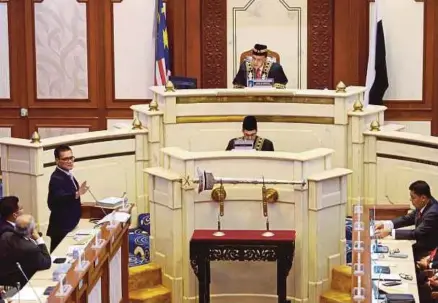  ?? [FOTO FARIZUL HAFIZ AWANG/BH] ?? Adnan ketika menjawab soalan pada sidang DUN Pahang di Kuantan, semalam.