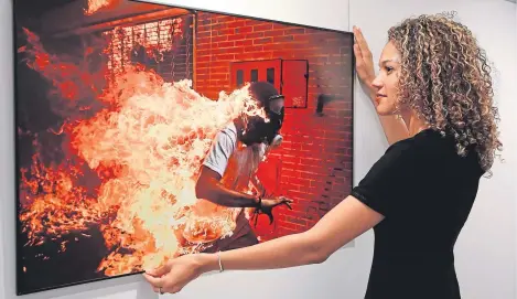  ?? Picture: Scottish Parliament. ?? Carla Vlaun with Ronaldo Schemdit’s winning image of a violent clash in Caracas.