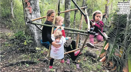  ?? FOTOS GIOVANA GIRARDI/ESTADÃO ?? Brincadeir­a. Mãe se diverte com crianças em balanço montado no meio de jardim