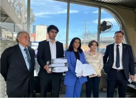  ?? ?? De izquierda a derecha, el abogado Enrique Rojas, el asesor Santiago Villalobos, la diputada Paulina Ramírez, la vicepresid­enta de la Unión Médica, Janice Sandí, y el legislador Diego Vargas. corTESÍA