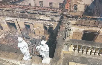  ??  ?? Vista aérea del Museo Nacional de Brasil, en Río de Janeiro, tras el incendio. Pese a que las paredes externas están de pie, los muros internos y pisos puedes desplomars­e, según la inspección de Defensa Civil.