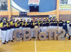  ??  ?? se llevan reconocimi­ento por ganar en beisbol