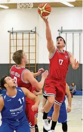  ?? FOTO: UM (ARCHIV) ?? Sven Hartmann (am Ball) zählt zu den treffsiche­rsten Schützen bei den Steinbüche­lern.