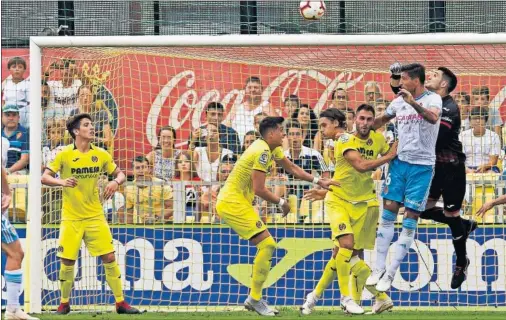  ??  ?? TABLAS. El Real Zaragoza empató ayer contra el Villarreal con un golazo de Pep Biel, que neutralizó el gol de penalti de Gerard Moreno.