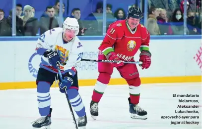  ?? REUTERS ?? El mandatario bielorruso, Aleksander Lukashenko, aprovechó ayer para jugar al hockey