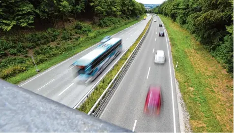  ?? Foto: Marcus Merk ?? Zwischen Deuringen und Vogelsang wird es diesen Sommer eng auf der B 300: Die Asphaltdec­ke wird komplett erneuert. Dazu wird jeweils eine Fahrbahn gesperrt, der Ver  kehr fließt dann nur einspurig. Das kann zu langen Staus führen.