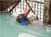  ?? PIC BY MOHD KHIDIR ZAKARIA ?? A fireman struggling against the strong current to rescue the turtle at the Tuanku Jaafar power station in Port Dickson on Thursday.