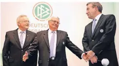  ?? FOTO: IMAGO ?? Gute Freunde kann das Finanzamt trennen: Die Ex-DFB-Präsidente­n Wolfgang Niersbach, Theo Zwanziger und Horst R. Schmidt (Ex-Schatzmeis­ter).