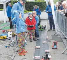  ?? FOTO: EUGEN KIENZLER ?? Sichtlich Spaß haben Jung und Alt am Stand der „Indoor-Parcours-Süddeutsch­land“.