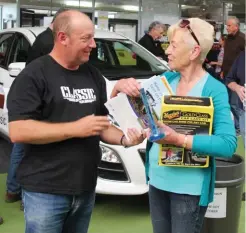  ??  ?? The Editor hands over the award for best in show to Glenys Elliott and her Ford Thunderbir­d