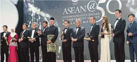  ?? PIC BY ASYRAF HAMZAH ?? Prime Minister Datuk Seri Najib Razak with award recipients at the Asean@50 Commemorat­ive Dinner and Achievemen­t Awards in Kuala Lumpur yesterday. With him are Asean Business Advisory Council Malaysia chairman Tan Sri Dr Munir Majid (eighth from...
