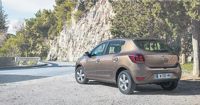  ??  ?? El Dacia Sandero está disponible desde 8.430€ con los acabados Base, Ambiance y Laureate