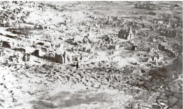  ??  ?? Bombentric­hter an Bombentric­hter und aus der Trümmerwüs­te ragt rechts oben die Ruine des Doms: „The New York Times Magazine“zeigte das vollkommen zerstörte Wesel am 15. April 1945.