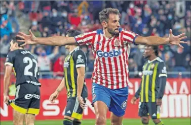  ?? ?? Stuani celebra con los brazos abiertos su gol de cabeza, que suponía el empate para el Girona.