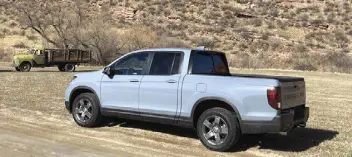  ?? (Bud Wells photo) ?? The new Honda Ridgeline Trailsport adds beauty to Sunrise Canyon, with old Internatio­nal truck in background.